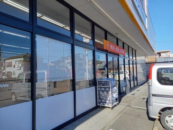 ワークマン店舗窓ガラス清掃。