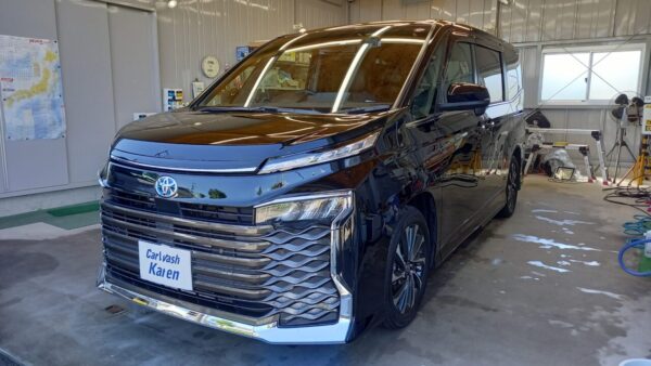 トヨタ　ヴォクシーガラスコーティング施工。