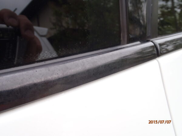 BMW X3｜ブラックメッキモール・ピラーのメッキ腐食除去【手磨き施工】